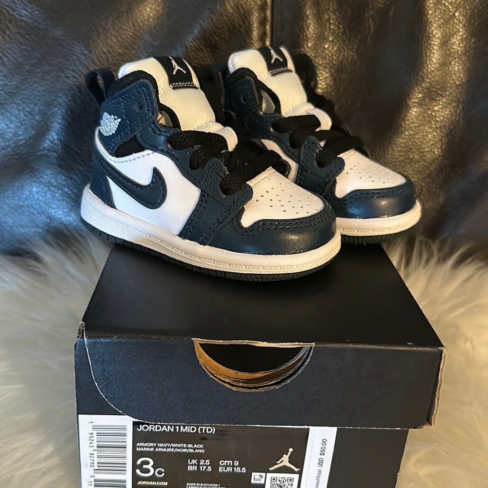 Brand new Jordan 1 Mid size 3c
